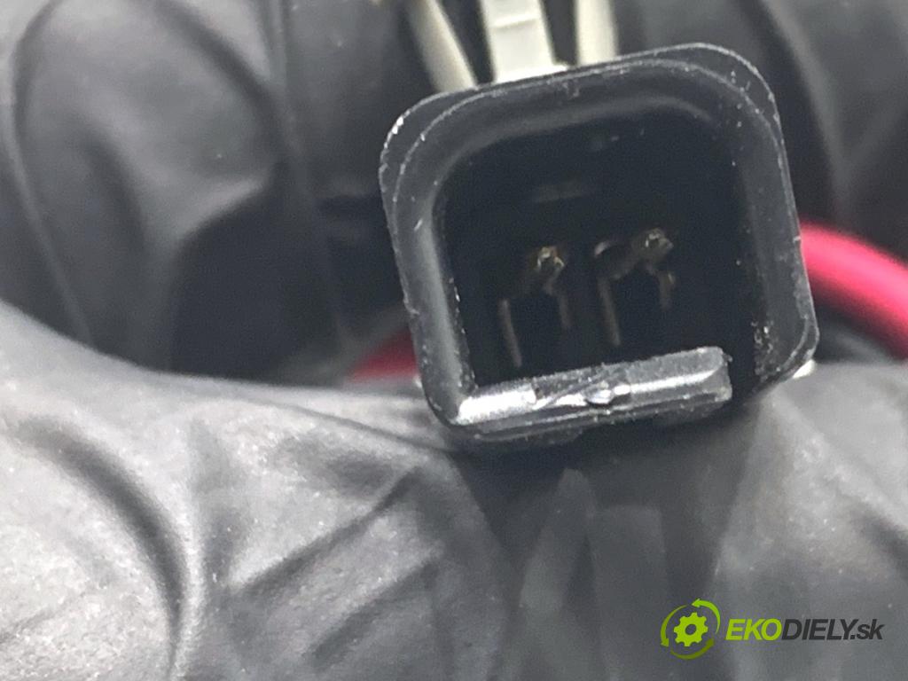 FORD TRANSIT COURIER Nadwozie pełne/minivan 2018 74 kW 1.0 EcoBoost 998 HNÍZDO: USB