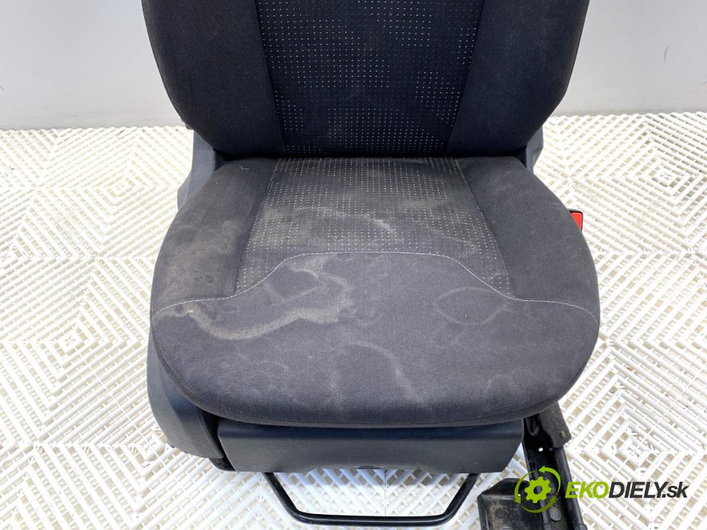 FORD TRANSIT COURIER Nadwozie pełne/minivan 2018 74 kW 1.0 EcoBoost 998 sedadlo pravý přední část