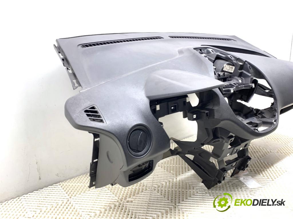 FORD TRANSIT COURIER Nadwozie pełne/minivan 2018 74 kW 1.0 EcoBoost 998 Palubná doska  (Palubná doska)