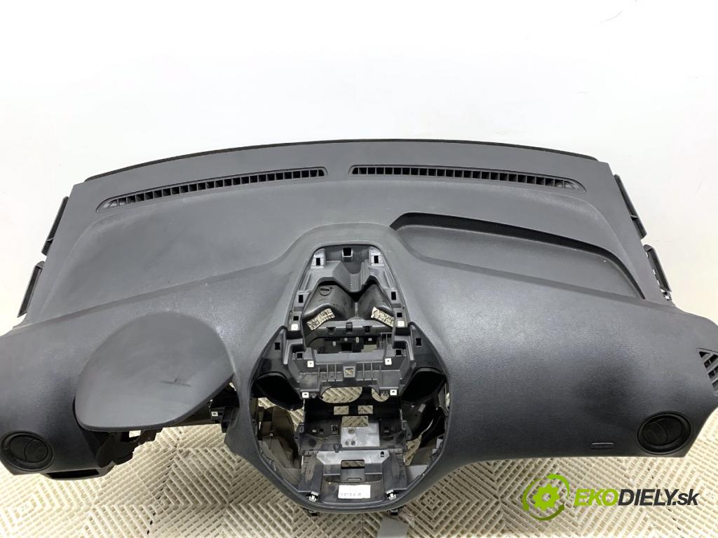 FORD TRANSIT COURIER Nadwozie pełne/minivan 2018 74 kW 1.0 EcoBoost 998 Palubná doska  (Palubná doska)