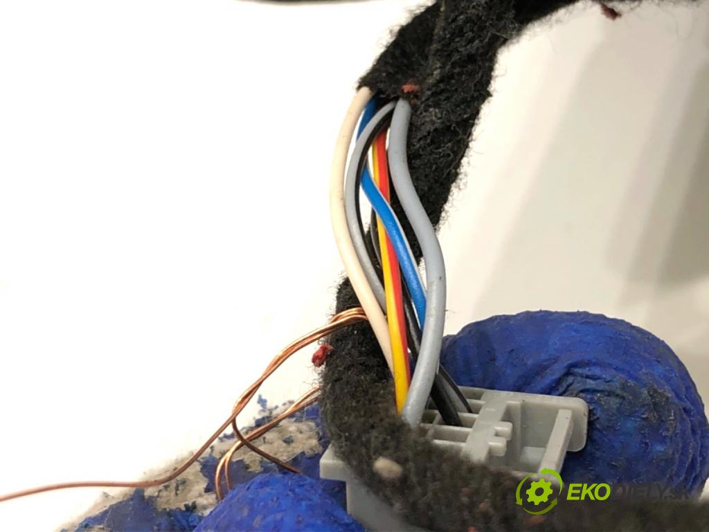 FORD FIESTA MK7 liftback 2012 71 kW 1.4 1388 zpětné zrcátko pravý