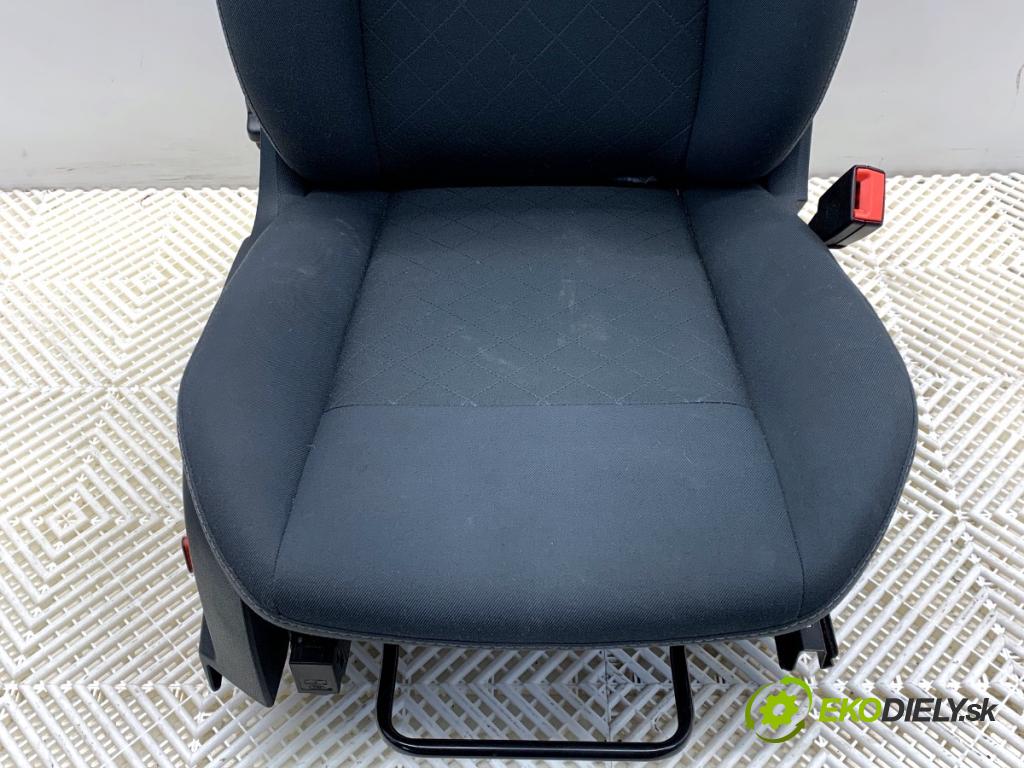 FORD FIESTA MK7 liftback 2012 71 kW 1.4 1388 sedadlo pravý přední část