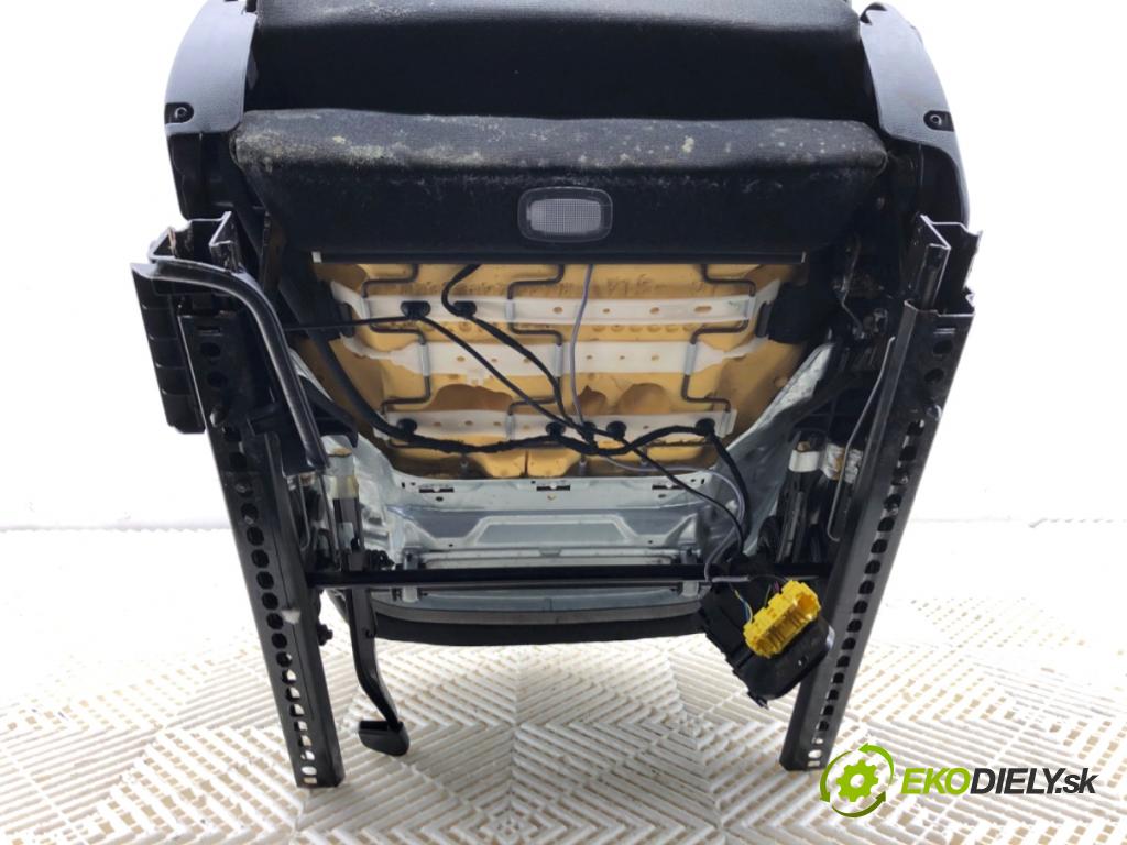 MERCEDES-BENZ W176 liftback 2015 90 kW A 180 (176.042) 1595 sedadlo pravý přední část AMG