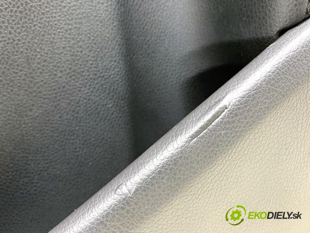 MERCEDES-BENZ W176 liftback 2015 90 kW A 180 (176.042) 1595 ča dveře levý zadní část AMG