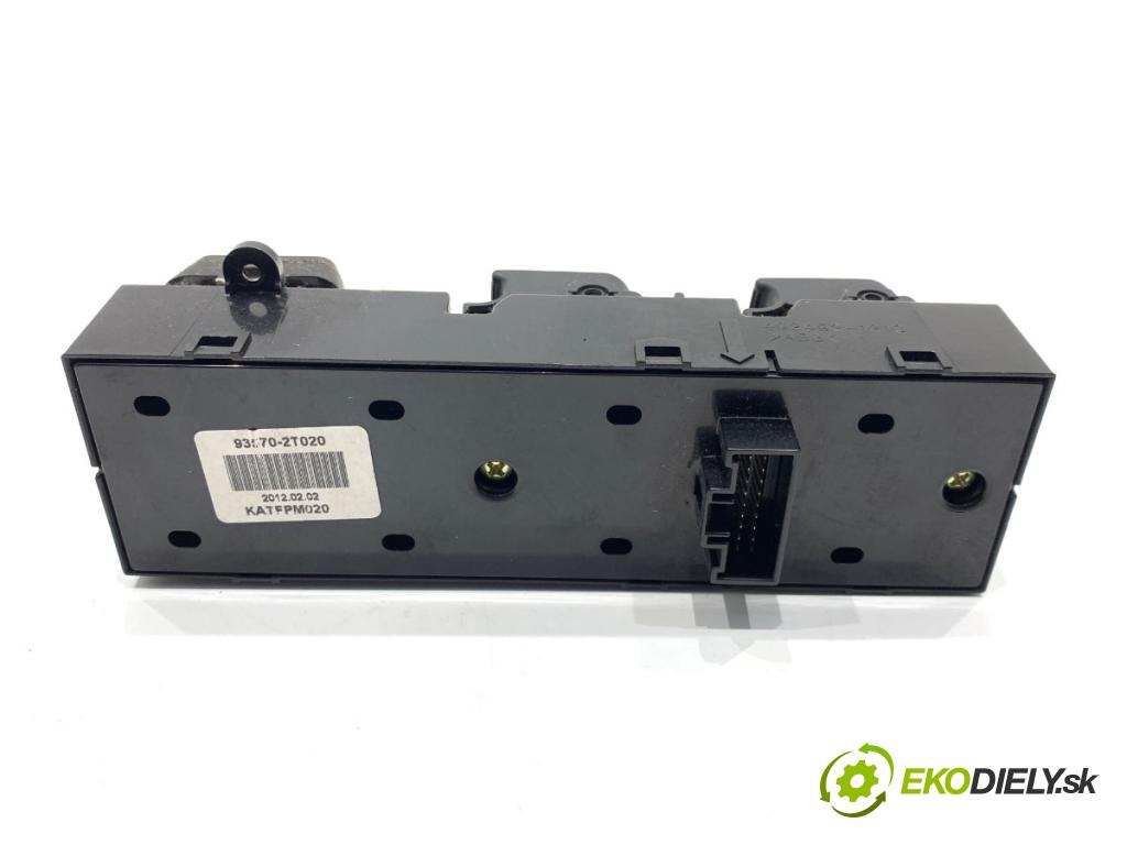 KIA OPTIMA sedan 2012 100 kW 1.7 CRDi 1685 Prepínač okien 93570-2T020 (Prepínacie páčky pod volantom)