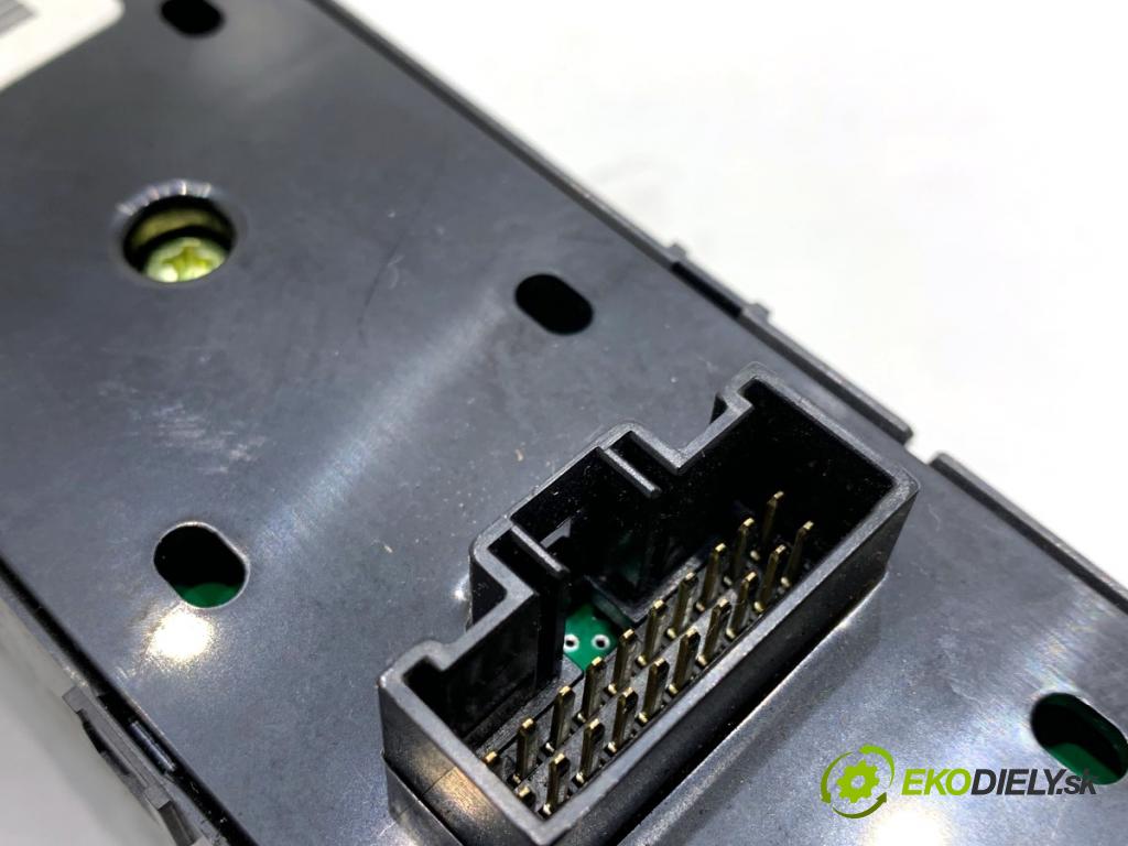 KIA OPTIMA sedan 2012 100 kW 1.7 CRDi 1685 Prepínač okien 93570-2T020 (Prepínacie páčky pod volantom)