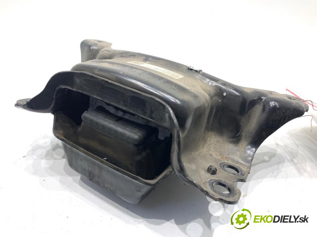 SKODA SUPERB III Kombi 2020 160 kW 1.4 TSI iV 1395 držák převodovky 5Q0199555AD