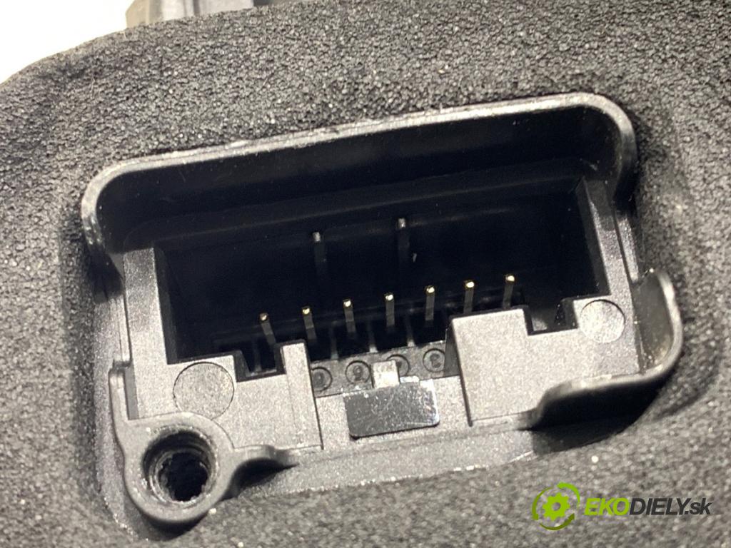 SKODA SUPERB III Kombi 2020 160 kW 1.4 TSI iV 1395 zámok dveře pravý přední část 5TB837016C