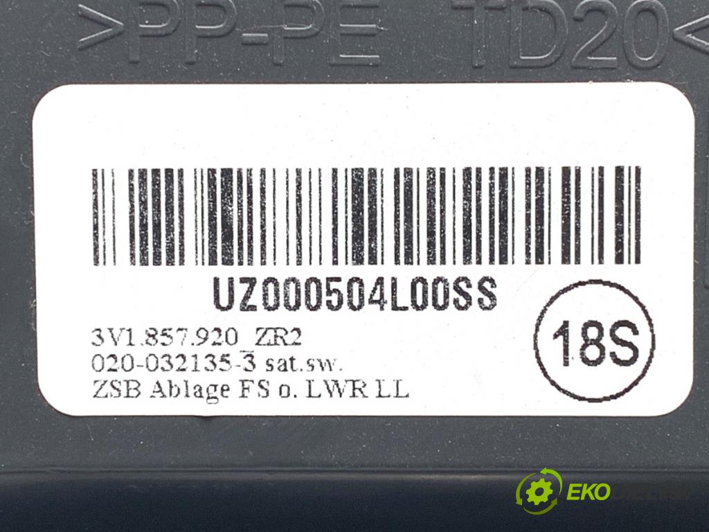 SKODA SUPERB III Kombi 2020 160 kW 1.4 TSI iV 1395 přihrádka kastlík volantu 3V1857920