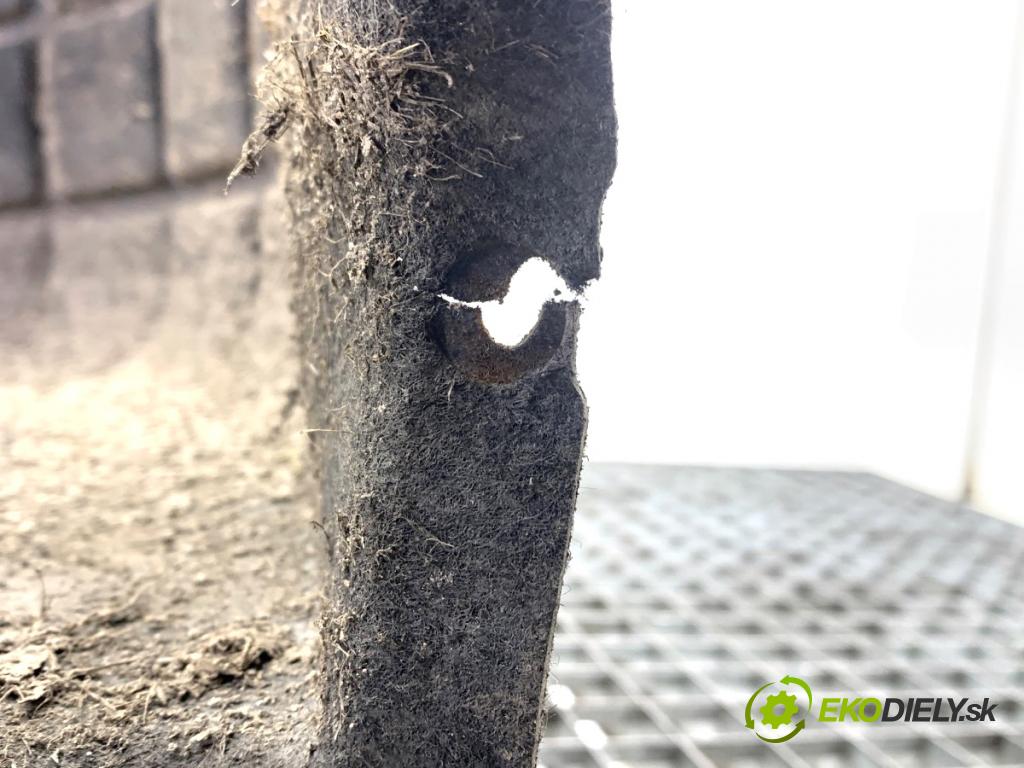 SKODA SUPERB III Kombi 2020 160 kW 1.4 TSI iV 1395 podblatník levý zadní část