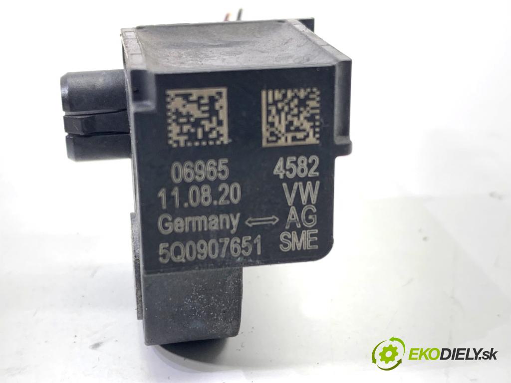 SKODA SUPERB III Kombi 2020 160 kW 1.4 TSI iV 1395 snímač nárazu 5Q0907651 (Snímač nárazu)