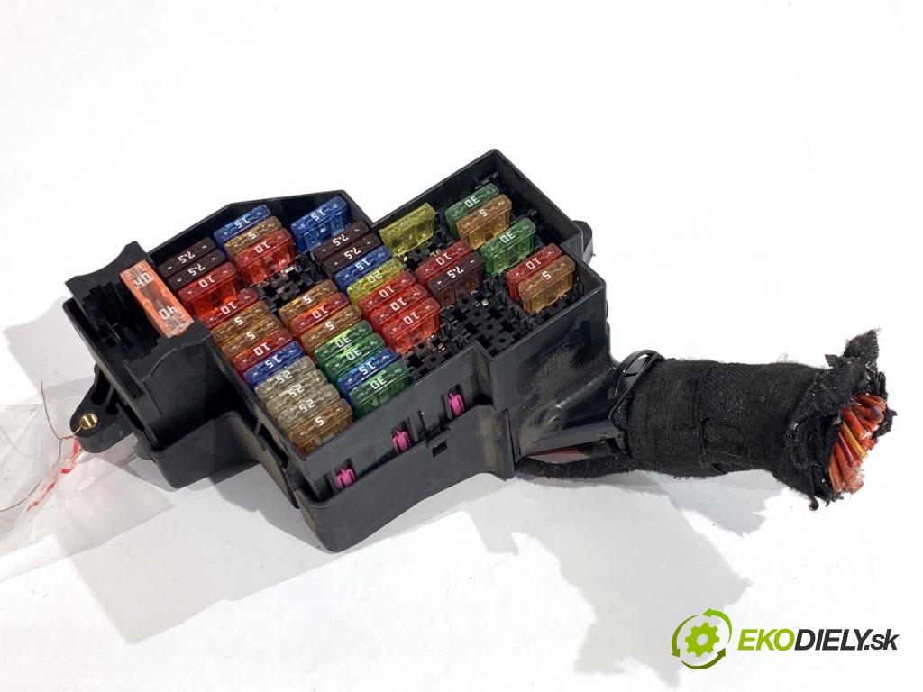 PORSCHE PANAMERA liftback 2010 294 kW 4.8 4S 4806 Skrinka poistková 7L0941828B (Poistková skrinka)