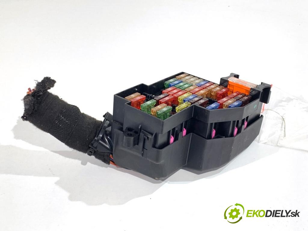 PORSCHE PANAMERA liftback 2010 294 kW 4.8 4S 4806 Skrinka poistková 7L0941828B (Poistková skrinka)