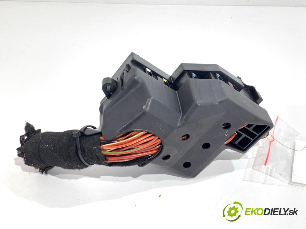 PORSCHE PANAMERA liftback 2010 294 kW 4.8 4S 4806 Skrinka poistková 7L0941828B (Poistková skrinka)