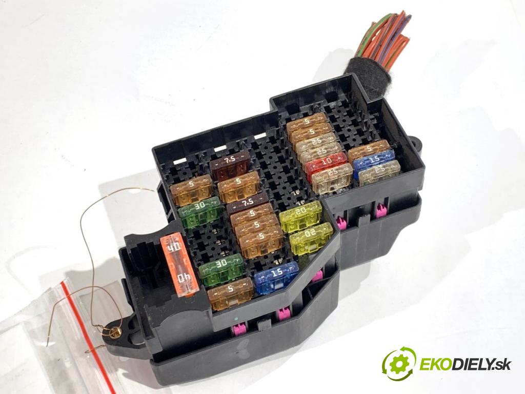 PORSCHE PANAMERA liftback 2010 294 kW 4.8 4S 4806 Skrinka poistková 7L0941828A (Poistková skrinka)