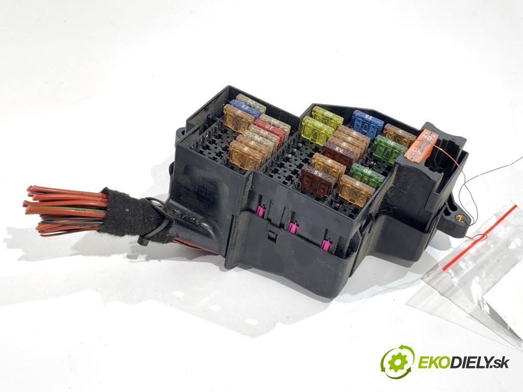 PORSCHE PANAMERA liftback 2010 294 kW 4.8 4S 4806 Skrinka poistková 7L0941828A (Poistková skrinka)