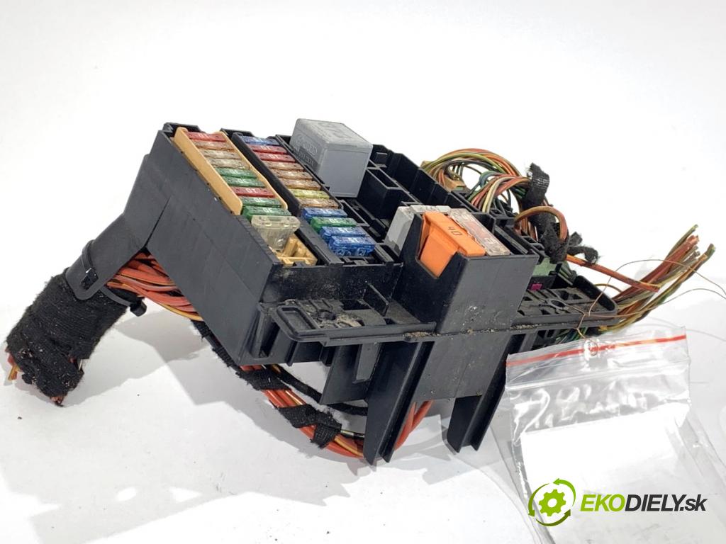 PORSCHE PANAMERA liftback 2010 294 kW 4.8 4S 4806 Skrinka poistková  (Poistková skrinka)