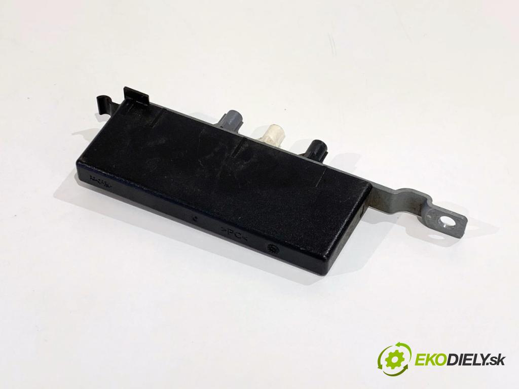 PORSCHE PANAMERA liftback 2010 294 kW 4.8 4S 4806 ANTENA zesilovač Antenní: 97064710803