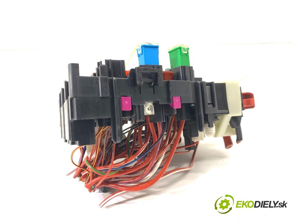 SKODA SUPERB III Kombi 2020 160 kW 1.4 TSI iV 1395 Skrinka poistková 5Q0937615C (Poistková skrinka)