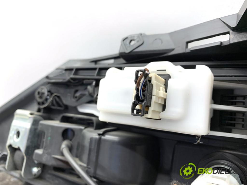 SKODA SUPERB III Kombi 2020 160 kW 1.4 TSI iV 1395 ča kufra pravý 3V9867428T