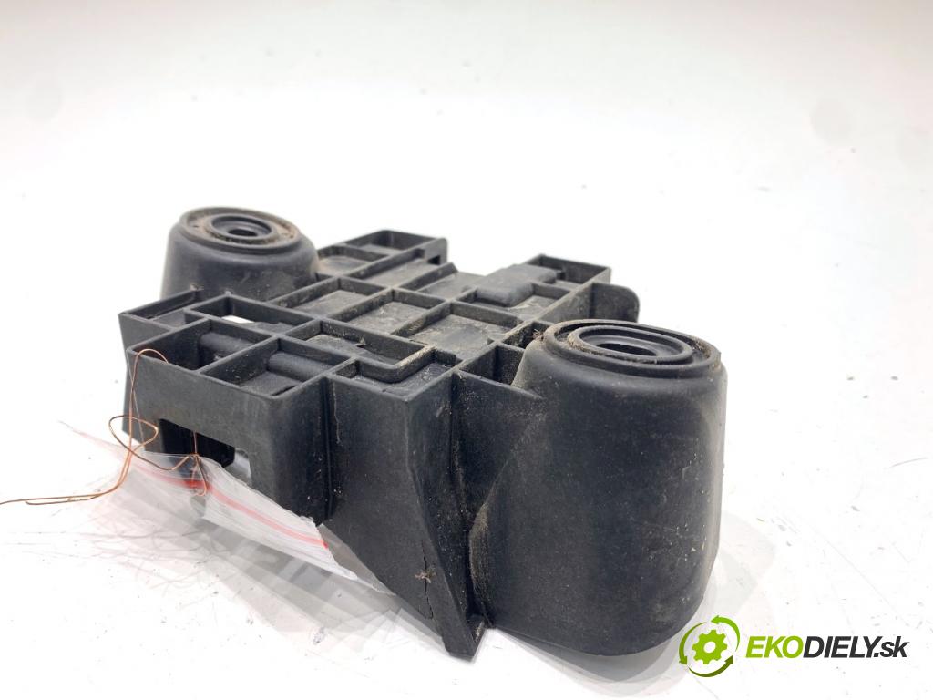 SKODA SUPERB III Kombi 2020 160 kW 1.4 TSI iV 1395 držák uchycení držák clona RADAR levý zadní část 3V9907455A