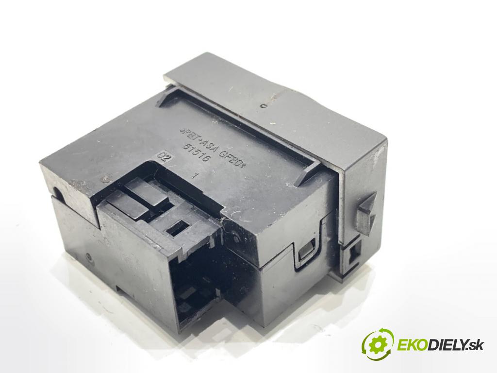 PEUGEOT 508 SW I Kombi 2017 133 kW 2.0 HDi 180 RXH 1997 Prepínač ohrievania, vyhrievania sedačky 98019840ZD (Prepínacie páčky pod volantom)