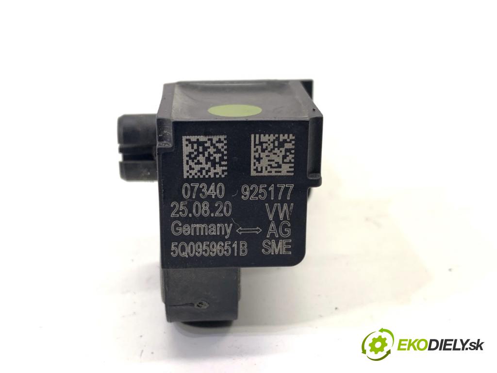 SKODA SUPERB III Kombi 2020 160 kW 1.4 TSI iV 1395 snímač nárazu 5Q0959651B (Snímač nárazu)