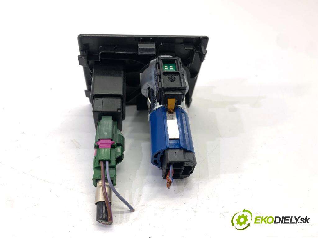 SKODA SUPERB III Kombi 2020 160 kW 1.4 TSI iV 1395 HNÍZDO: USB