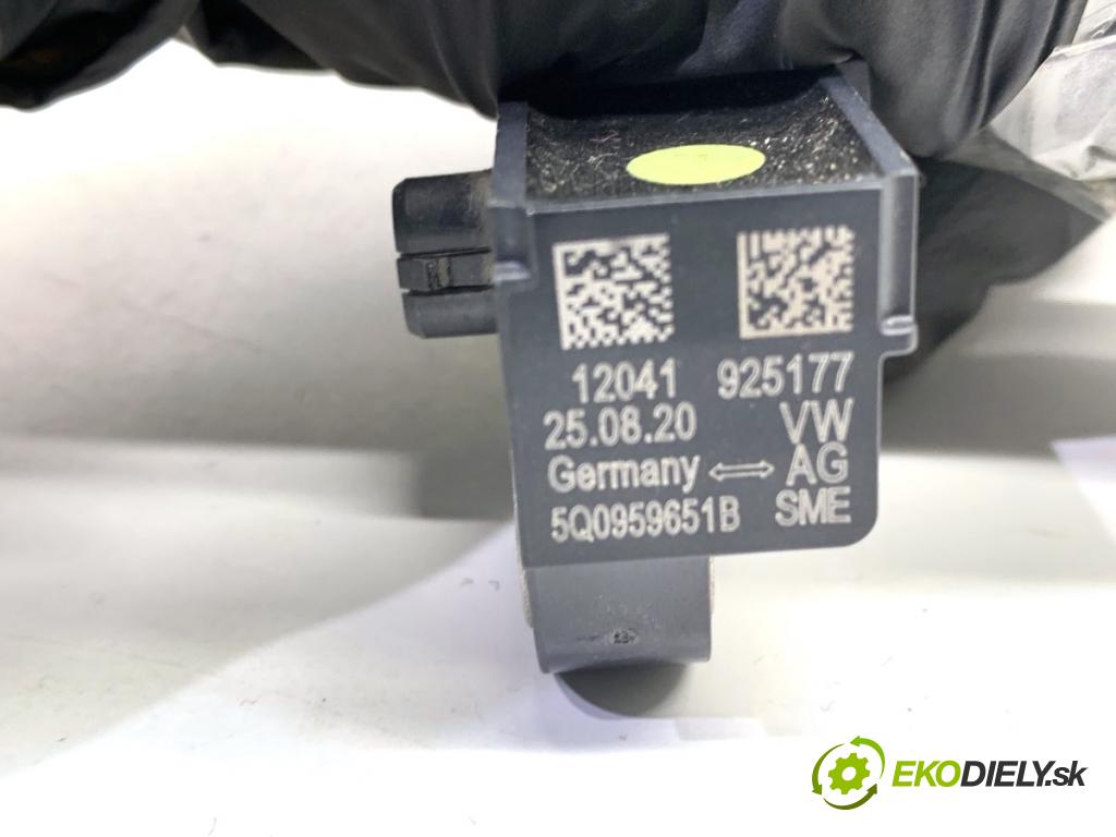 SKODA SUPERB III Kombi 2020 160 kW 1.4 TSI iV 1395 snímač nárazu 5Q0959651B (Snímač nárazu)