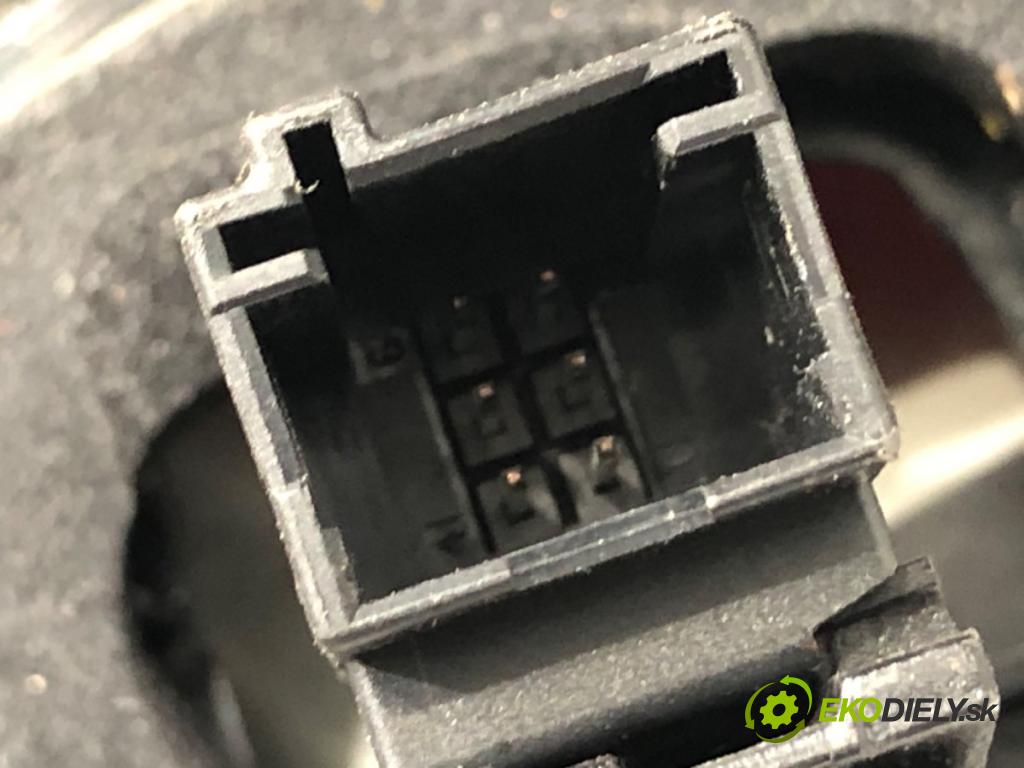 PEUGEOT 308 II liftback 2020 96 kW 1.2 THP 130 1199 světlo pravý zadní část 9823728580