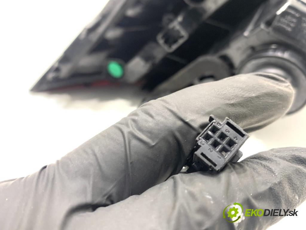 PEUGEOT 308 II liftback 2020 96 kW 1.2 THP 130 1199 světlo zadní část levá strana vnitřní 9677818380 (Klika dveří ostatní)