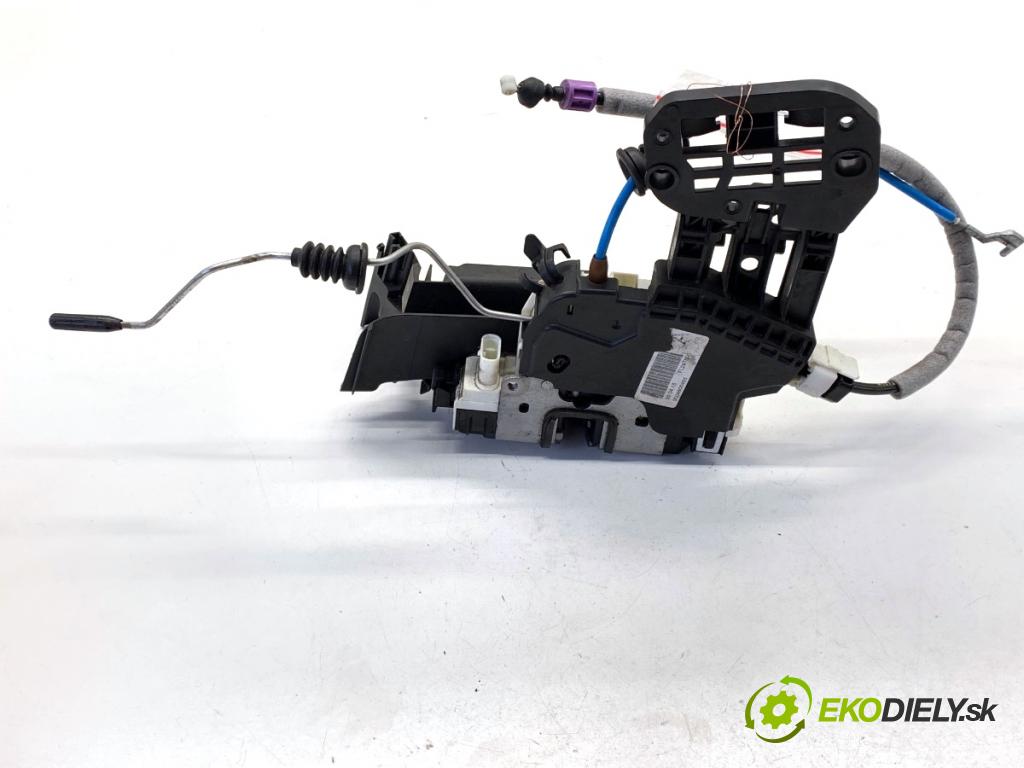 MERCEDES-BENZ W176 liftback 2015 90 kW A 180 (176.042) 1595 zámok Dvere ľavy predný A1667200135