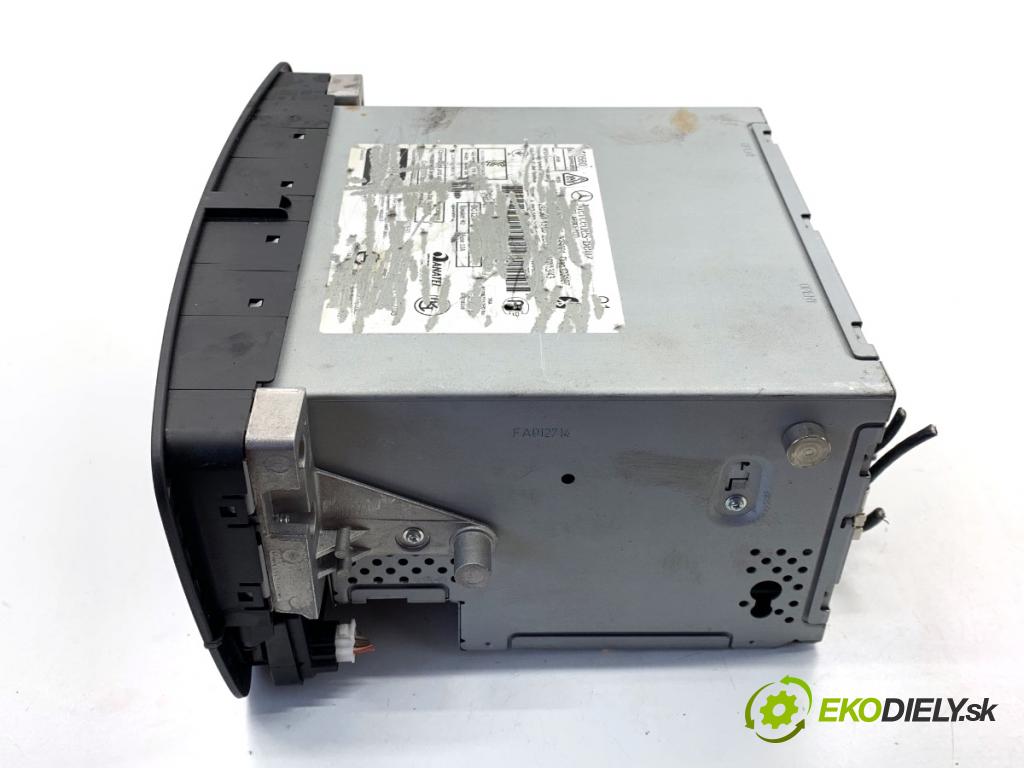 MERCEDES-BENZ W176 liftback 2015 90 kW A 180 (176.042) 1595 RADIO (Audio zariadenie)