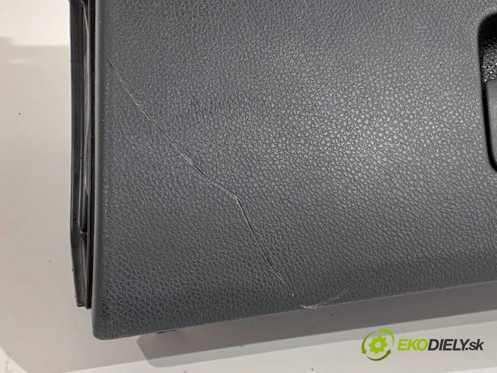 MERCEDES-BENZ W176 liftback 2015 90 kW A 180 (176.042) 1595 přihrádka kastlík spolujezdce  (Přihrádka (kastlík))