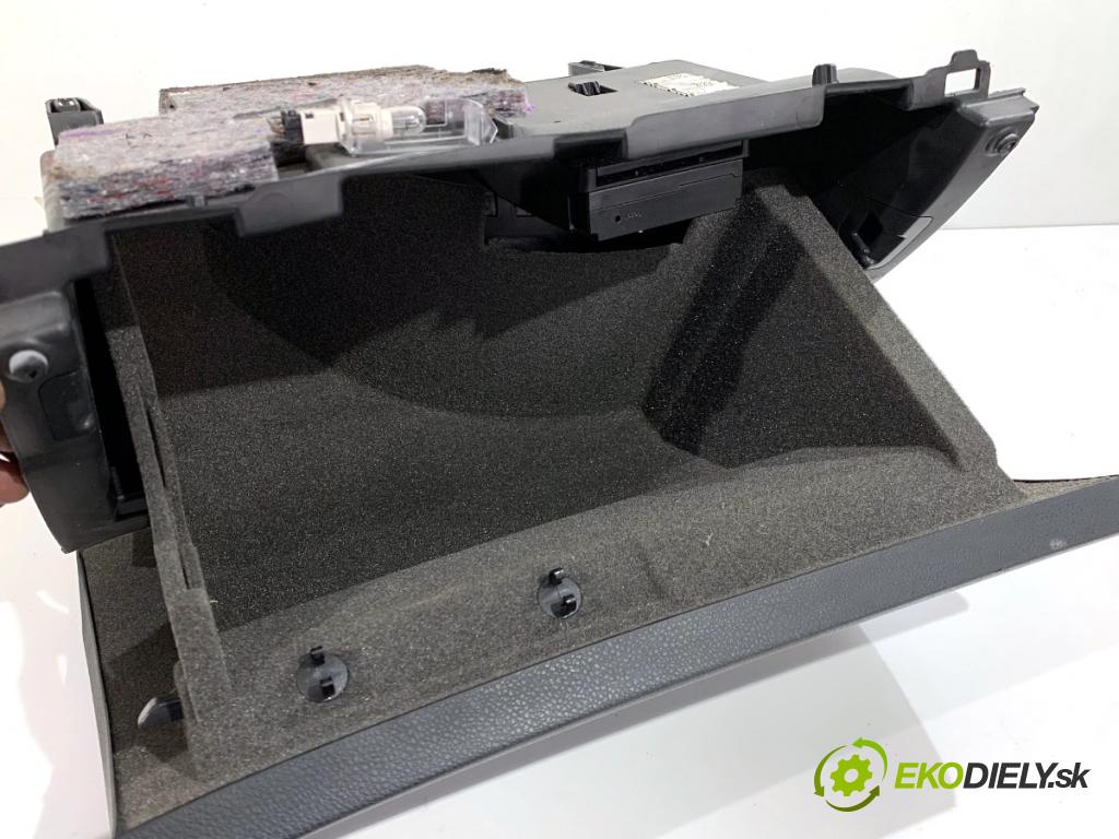 MERCEDES-BENZ W176 liftback 2015 90 kW A 180 (176.042) 1595 přihrádka kastlík spolujezdce  (Přihrádka (kastlík))