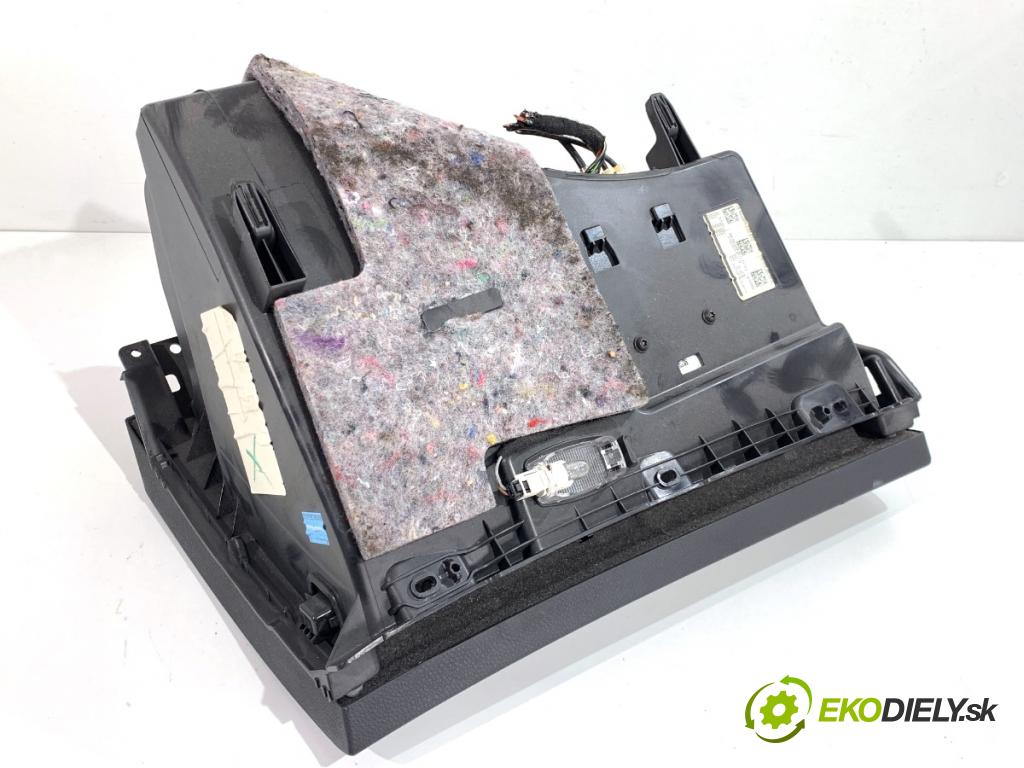 MERCEDES-BENZ W176 liftback 2015 90 kW A 180 (176.042) 1595 přihrádka kastlík spolujezdce  (Přihrádka (kastlík))