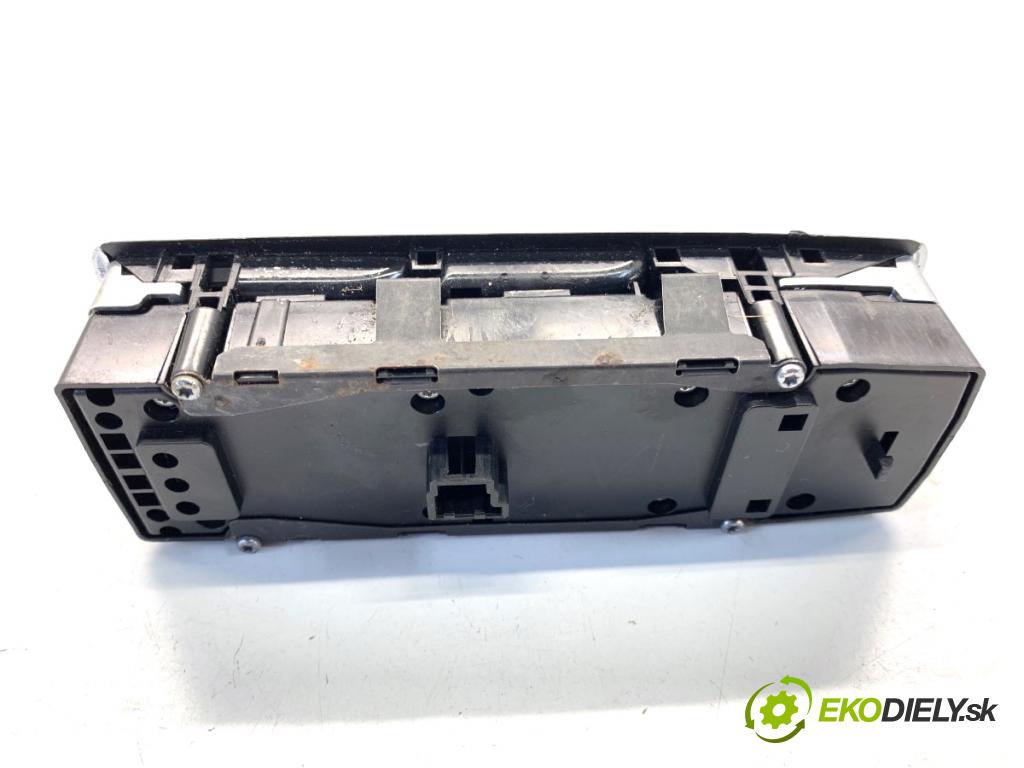 MERCEDES-BENZ W176 liftback 2015 90 kW A 180 (176.042) 1595 Prepínač okien A1669054300 (Prepínacie páčky pod volantom)