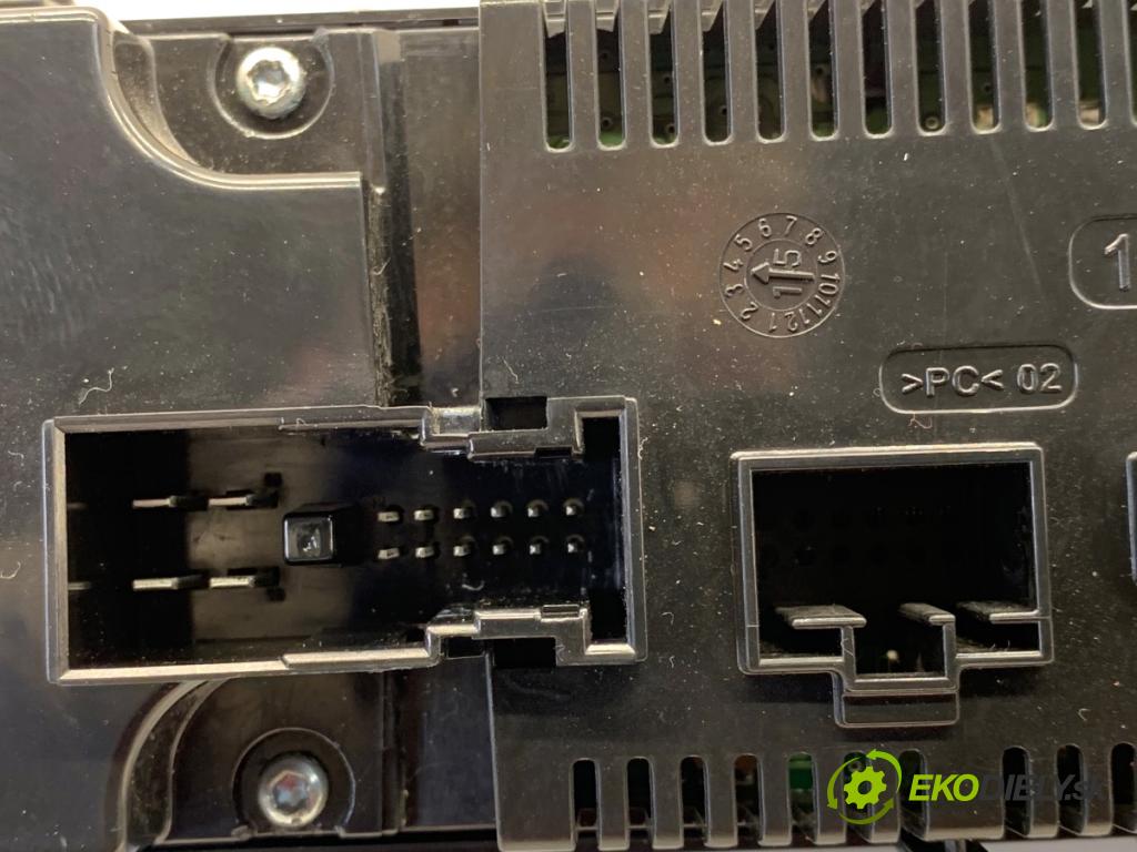 MERCEDES-BENZ W176 liftback 2015 90 kW A 180 (176.042) 1595 Panel ovládania kúrenia A2469000515 (Prepínacie páčky pod volantom)