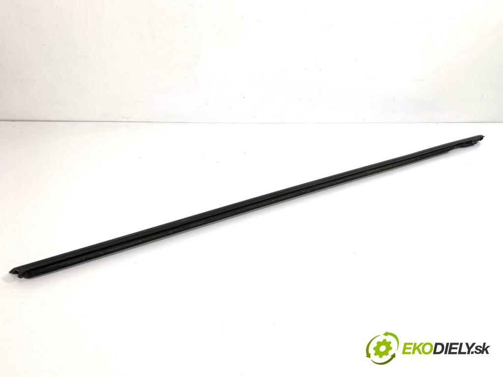 MERCEDES-BENZ W176 liftback 2015 90 kW A 180 (176.042) 1595 lišta Sbírání: přední část pravý