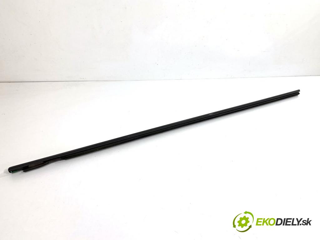 MERCEDES-BENZ W176 liftback 2015 90 kW A 180 (176.042) 1595 lišta Sbírání: přední část levý