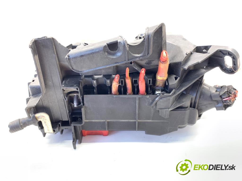 MERCEDES-BENZ W176 liftback 2015 90 kW A 180 (176.042) 1595 Skrinka poistková A2469980601 (Poistková skrinka)