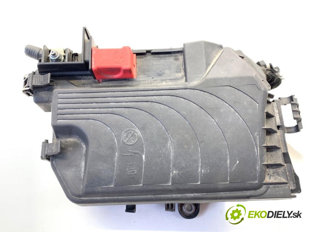 MERCEDES-BENZ W176 liftback 2015 90 kW A 180 (176.042) 1595 Skrinka poistková A2469980601 (Poistková skrinka)