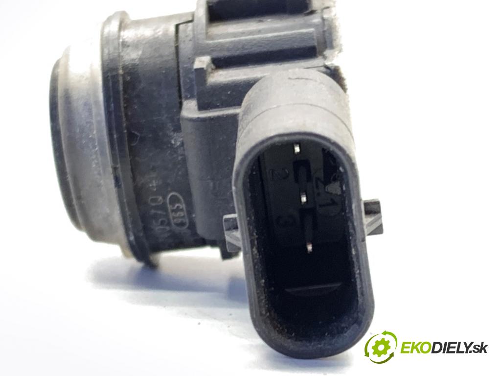 MERCEDES-BENZ W176 liftback 2015 90 kW A 180 (176.042) 1595 snímač PDC A0009050342