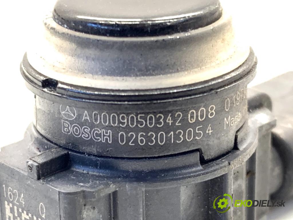 MERCEDES-BENZ W176 liftback 2015 90 kW A 180 (176.042) 1595 snímač PDC A0009050342