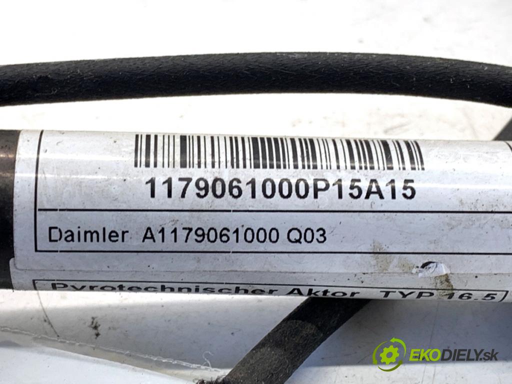 MERCEDES-BENZ W176 liftback 2015 90 kW A 180 (176.042) 1595 KAZETA: PIROTECHNICKÉ: kapoty ľavy A1769051600