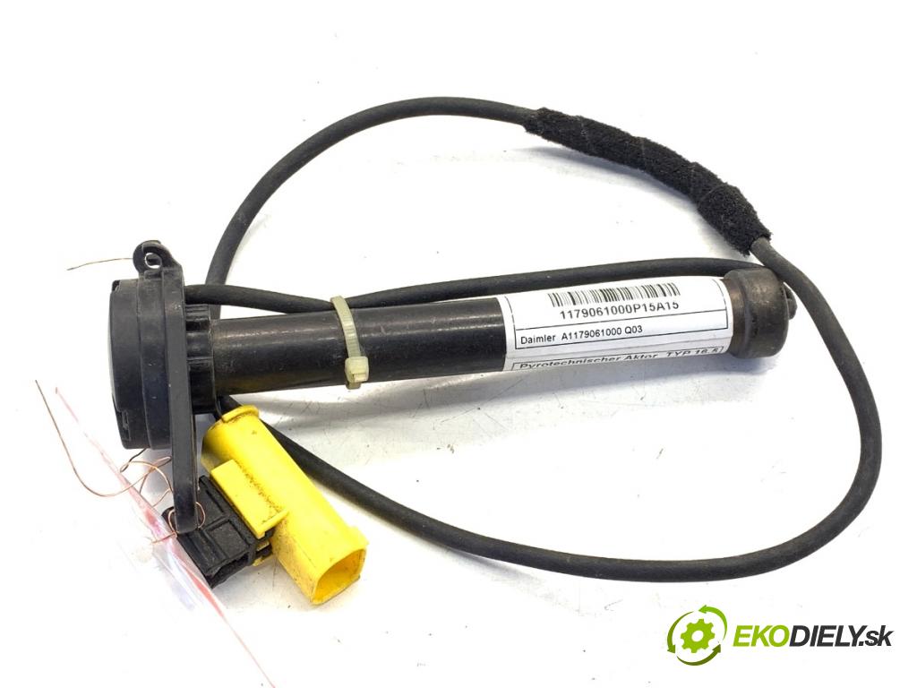 MERCEDES-BENZ W176 liftback 2015 90 kW A 180 (176.042) 1595 KAZETA: PIROTECHNICKÉ: kapoty pravy A1179061000