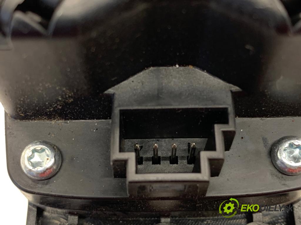 MERCEDES-BENZ W176 liftback 2015 90 kW A 180 (176.042) 1595 násada, držadlo IDRIVE A2469001309