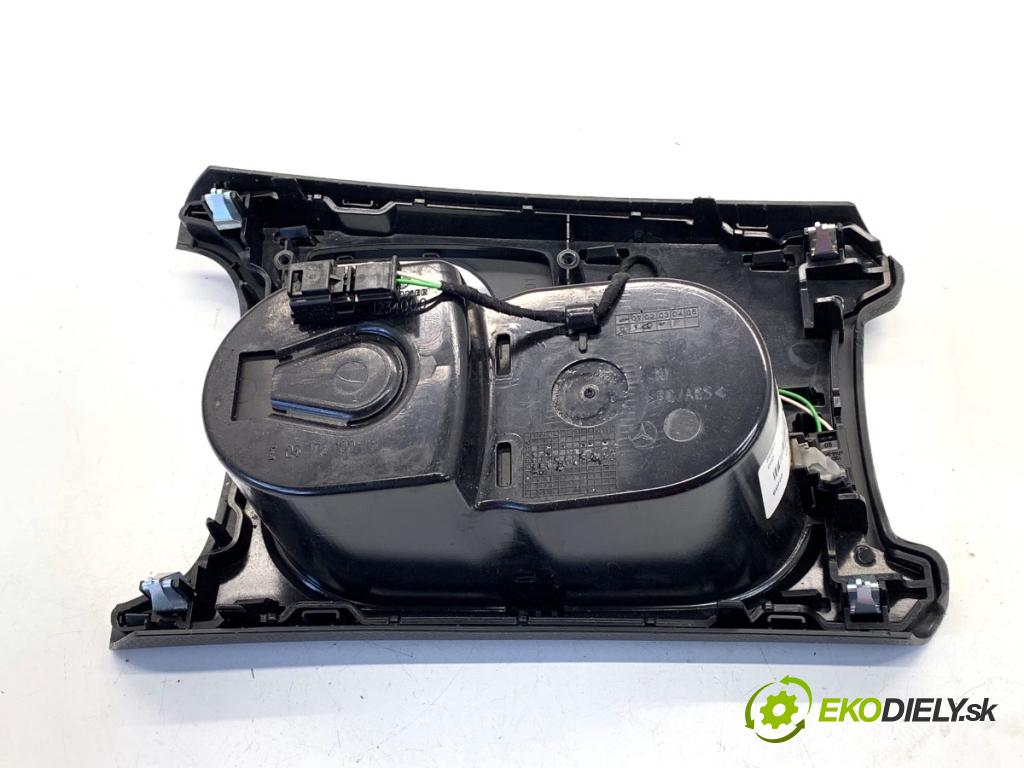 MERCEDES-BENZ W176 liftback 2015 90 kW A 180 (176.042) 1595 Držiak na nápoje A1766801610 (Držiak (úchyt) na nápoje)