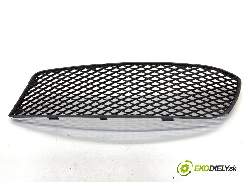 MERCEDES-BENZ W176 liftback 2015 90 kW A 180 (176.042) 1595 Mriežky nárazníka pravy predný A1768851422