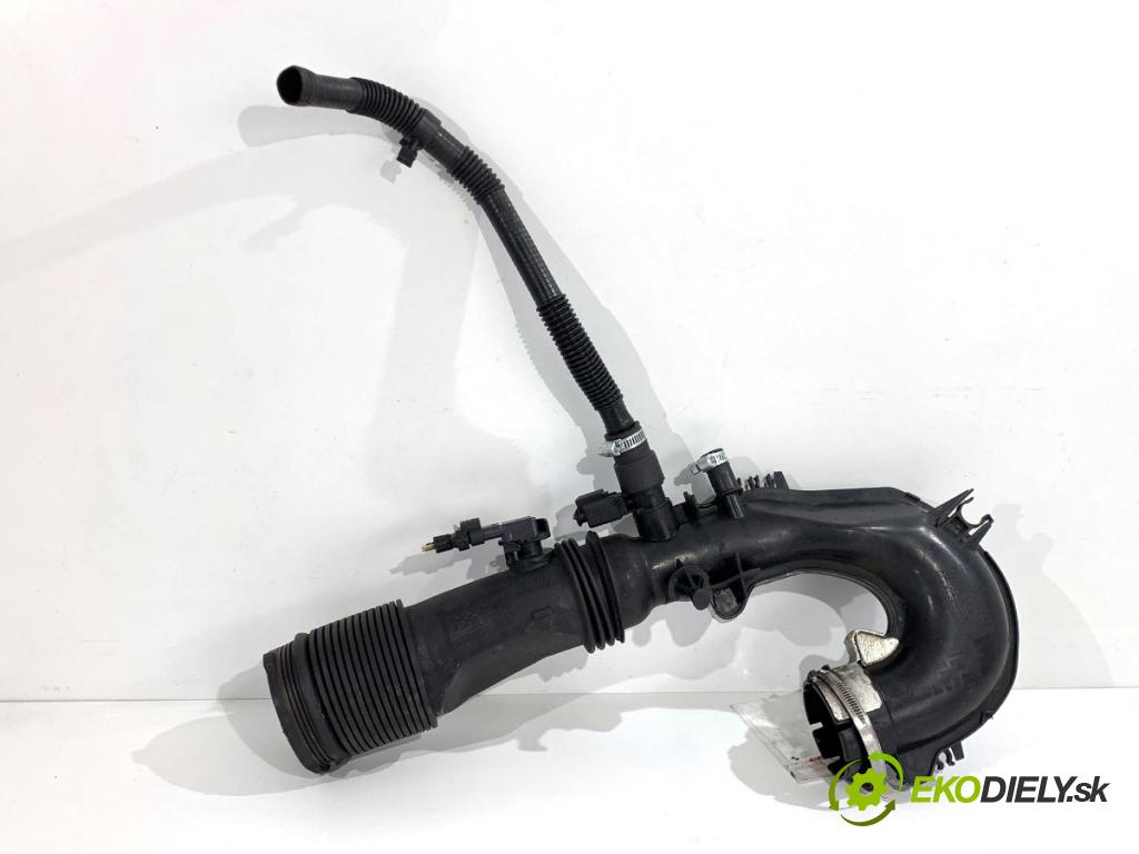 MERCEDES-BENZ W176 liftback 2015 90 kW A 180 (176.042) 1595 Rúra vzduchu intercoolera A2700901029